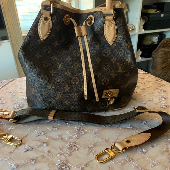 Louis Vuitton Handbags - 💯 Authentic Louis Vuitton Bucket Bag